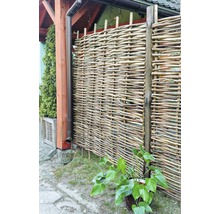 Záhrada s prúteným plotom ako ochranou súkromia