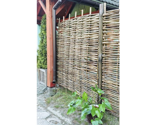 Záhrada s prúteným plotom ako ochranou súkromia