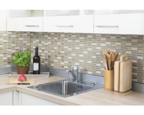 Kuchynský drez s batériou, mozaikové obklady a kuchynské náčinie