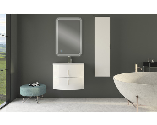 Moderná kúpeľňa s umývadlom, zrkadlom, vysokou skrinkou, stoličkou a vaňou.