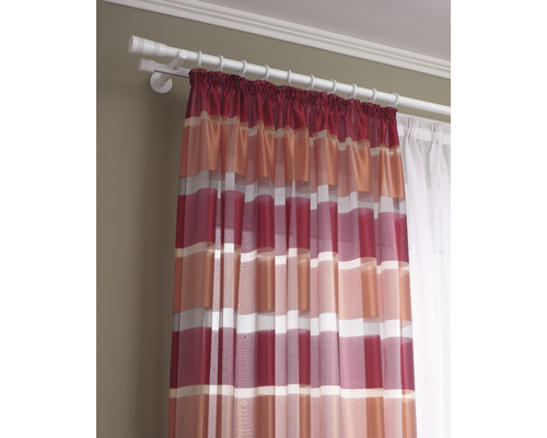 Záclona s prúžkovaným vzorom visí na záclonovej tyči