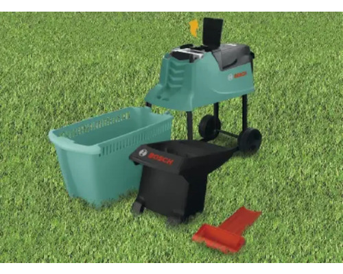 Záhradný drvič s košom a príslušenstvom na trávniku