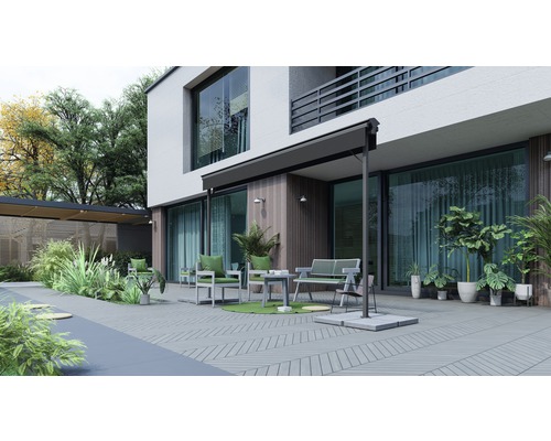 Terasa s nábytkom, markízou a rastlinami pred domom