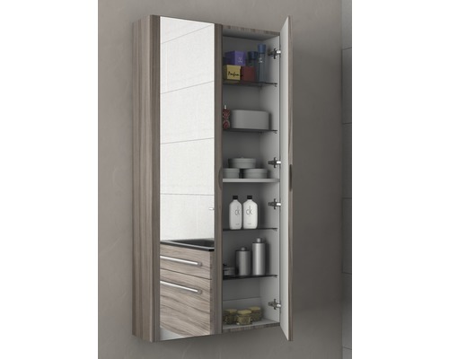 Otvorená kúpeľňová skrinka so zrkadlom a policami na uloženie kúpeľňových potrieb