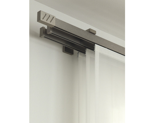 Dvojitá záclonová tyč so závesom namontovaná na stene