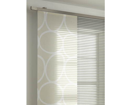 Posuvný záves s geometrickým vzorom a žalúzie na dekoráciu okna.