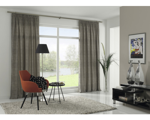 Obývacia izba so závesmi, kreslom, stojacou lampou a dekoráciou