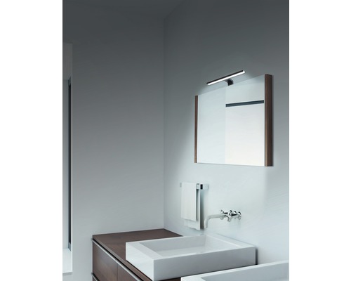 Moderná kúpeľňa so zrkadlom, umývadlom a LED svetlom