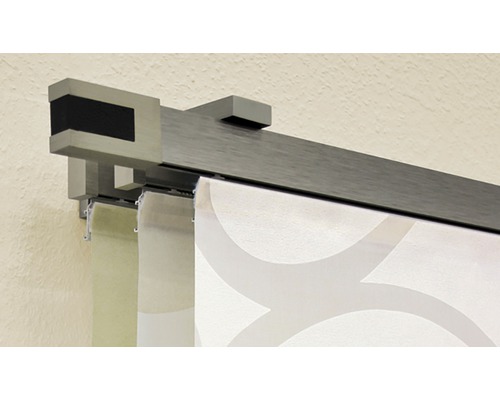 Záclonová tyč s látkovými panelmi na stene