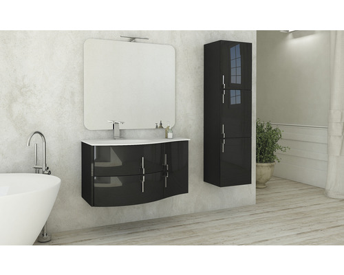 Kúpeľňa s umývadlovou skrinkou, zrkadlom a vysokou skriňou