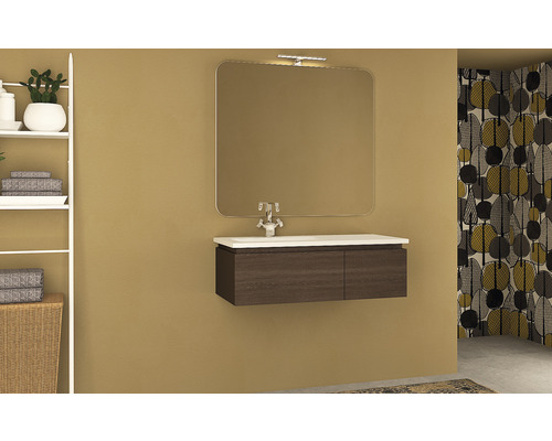 Kúpeľňa s umývadlovou skrinkou, zrkadlom a regálom