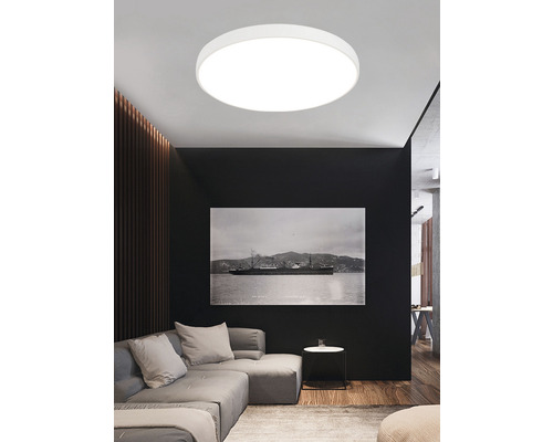 Moderná obývacia izba s okrúhlym stropným svietidlom