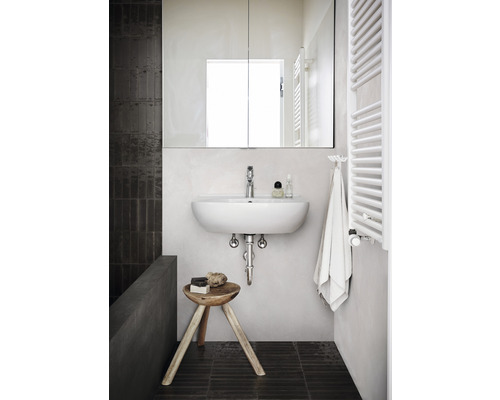 Kúpeľňa s umývadlom, zrkadlom, radiátorom na uteráky a stoličkou