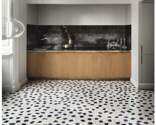 Kuchyňa s mozaikovou podlahou, drevenou skriňou a čiernou pracovnou doskou