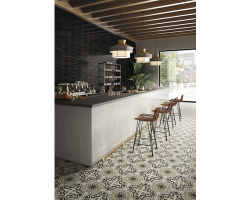 Zariadenie s dlažbou so vzorovaným dizajnom, bar s barovými stoličkami a obkladačkami