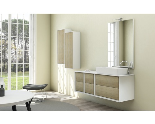 Svetlá kúpeľňa s umývadlom, zrkadlom, spodnou skrinkou a vysokými skrinkami