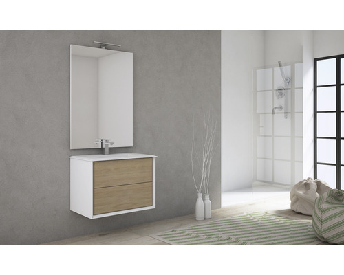 Kúpeľňa s umývadlovou skrinkou, zrkadlom a sprchou