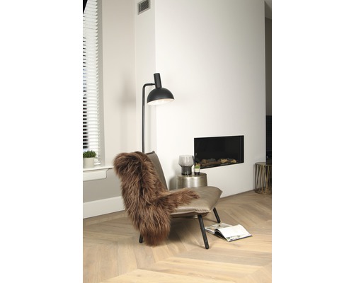 Moderný obývací priestor s kreslom, lampou a krbom