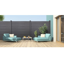 Terasa so sivým WPC plotom, dvoma ležadlami a odkladacím stolíkom