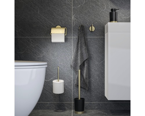 Moderná kúpeľňa s držiakom toaletného papiera, háčikom na uteráky, dávkovačom mydla a WC súpravou