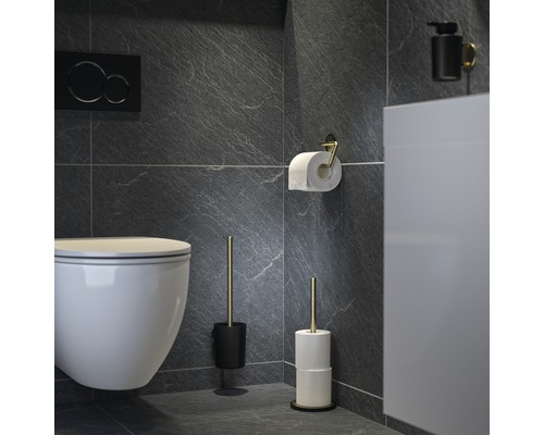 Moderná kúpeľňa s toaletou, WC kefou a držiakom toaletného papiera