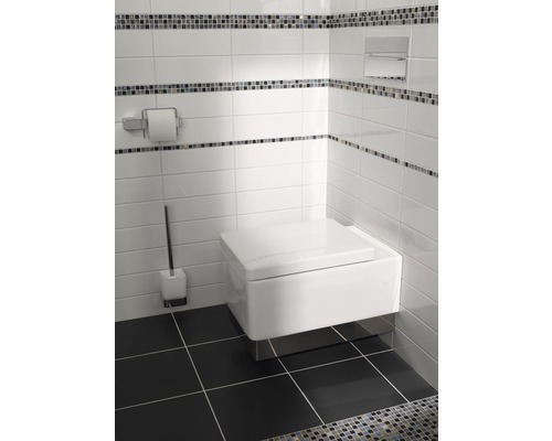 Moderná kúpeľňa s WC zaveseným na stene, toaletnou kefou a držiakom papiera