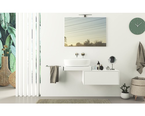 Svetlá kúpeľňa s moderným umývadlom, zrkadlom, hodinami a dekoratívnymi prvkami