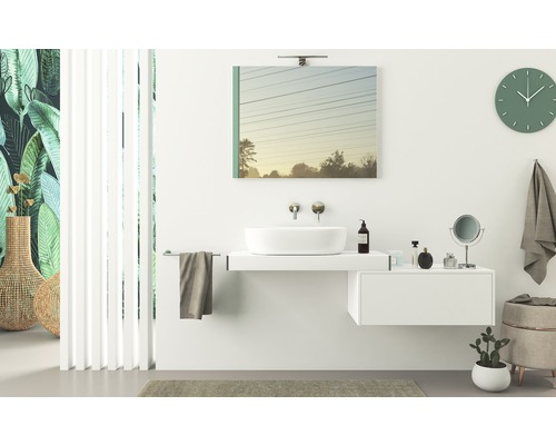 Moderná kúpeľňa s umývadlom, zrkadlom, hodinami a dekoráciou