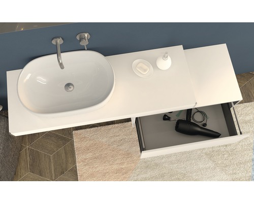 Kúpeľňa s umývadlom, batériou, dávkovačom mydla, mydlom a otvorenou zásuvkou s fénom.