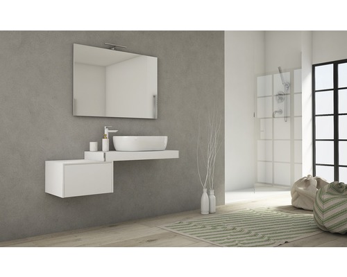 Moderná kúpeľňa s umývadlom, zrkadlom, spodnou skrinkou a sprchou.