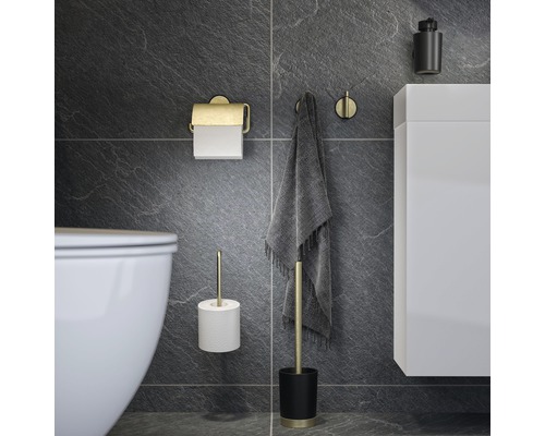 Kúpeľňová scéna s držiakom toaletného papiera, držiakom na uteráky, WC kefou a umývadlovou skrinkou