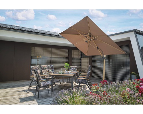 Záhradná scéna s jedálenským stolom, stoličkami a obdĺžnikovým slnečníkom na terase