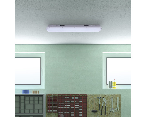 Dielňa s vodotesným svietidlom na strope, ponkom a náradím