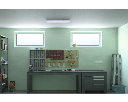 Dielňa s pracovným stolom, náradím, regálmi a osvetlením.