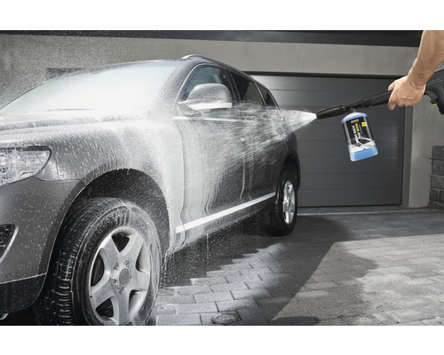 Sivé auto sa čistí vysokotlakovým čističom.