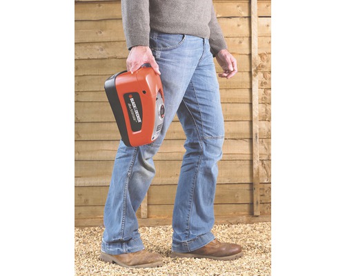Osoba nesie štartovací zdroj Black and Decker