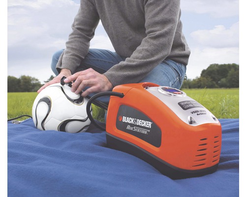 Muž nafukuje futbalovú loptu pomocou hustilky Black and Decker Air Station