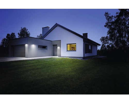 Dom s vonkajším osvetlením v noci