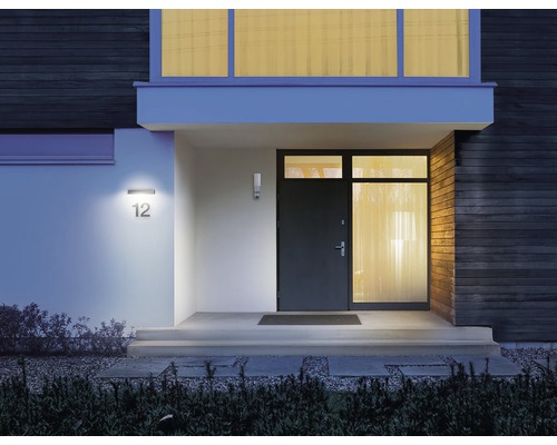 Vchod do domu s číslom popisným a vonkajšími svetlami