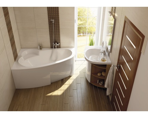 Svetlá kúpeľňa s vaňou, umývadlom a drevenými dverami