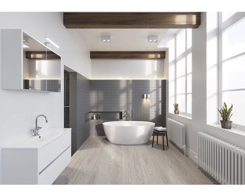 Svetlá kúpeľňa s vaňou, umývadlom a radiátorom