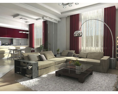 Svetlý obývací priestor s pohovkou, konferenčným stolíkom a stojacou lampou