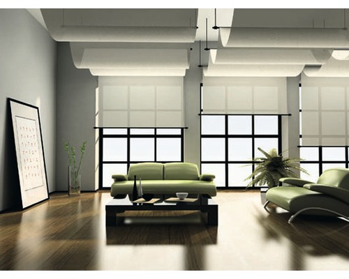 Svetlá obývacia izba s pohovkou, kreslom, stolom a okennými roletami.