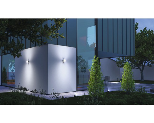 Exteriér moderného domu s dvoma nástennými svietidlami