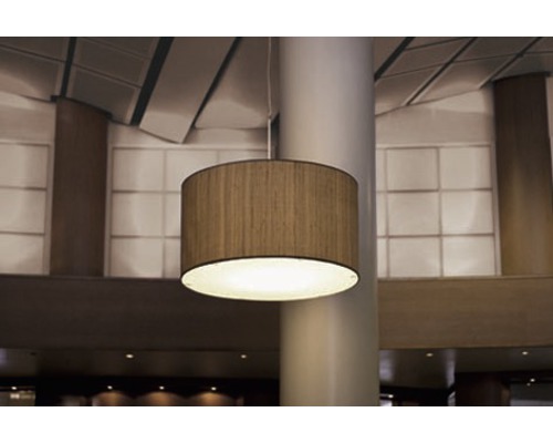 Guľové závesné svietidlo so vzhľadom dreva visí zo stropu.