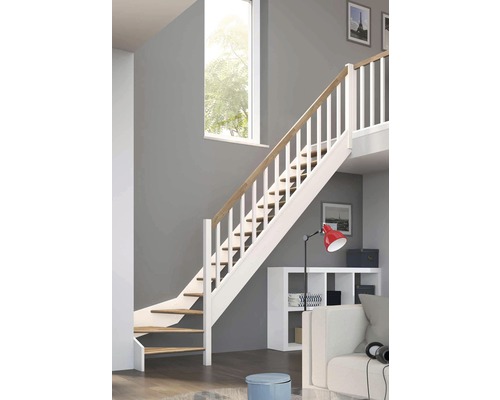 Drevené schodisko s bielym zábradlím v moderne zariadenej izbe.