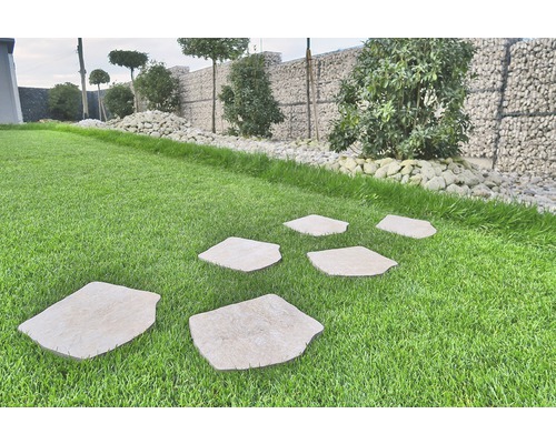 Záhradný chodník z dosiek z prírodného kameňa v trávniku