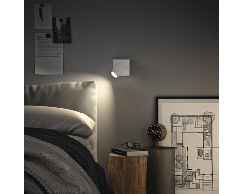 Nástenné svietidlo vedľa postele na osvetlenie spálne