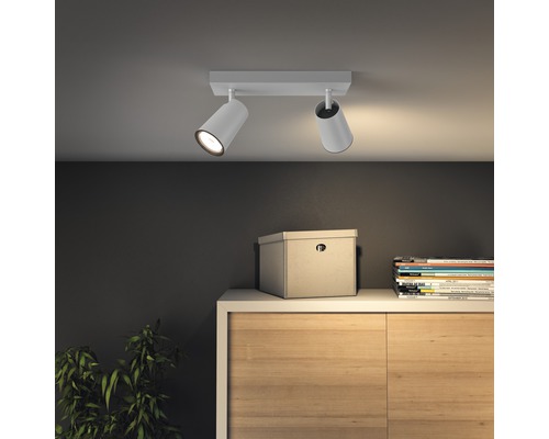 Stropné svietidlo s dvoma reflektormi v obývacej izbe