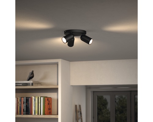 Stropné svietidlo s tromi reflektormi v obývacej izbe